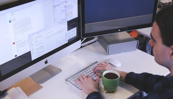 ip 查询工作原理示意图，展示用户输入IP地址后数据库检索流程，箭头指向归属地信息输出，图示清晰易懂